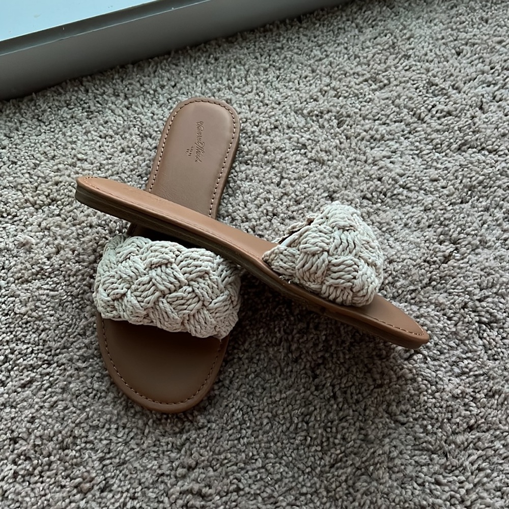 Universal Thread flat sandals - Picture 2 of 2